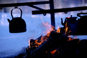 Eräsetti Safaris Kessel überm Feuer