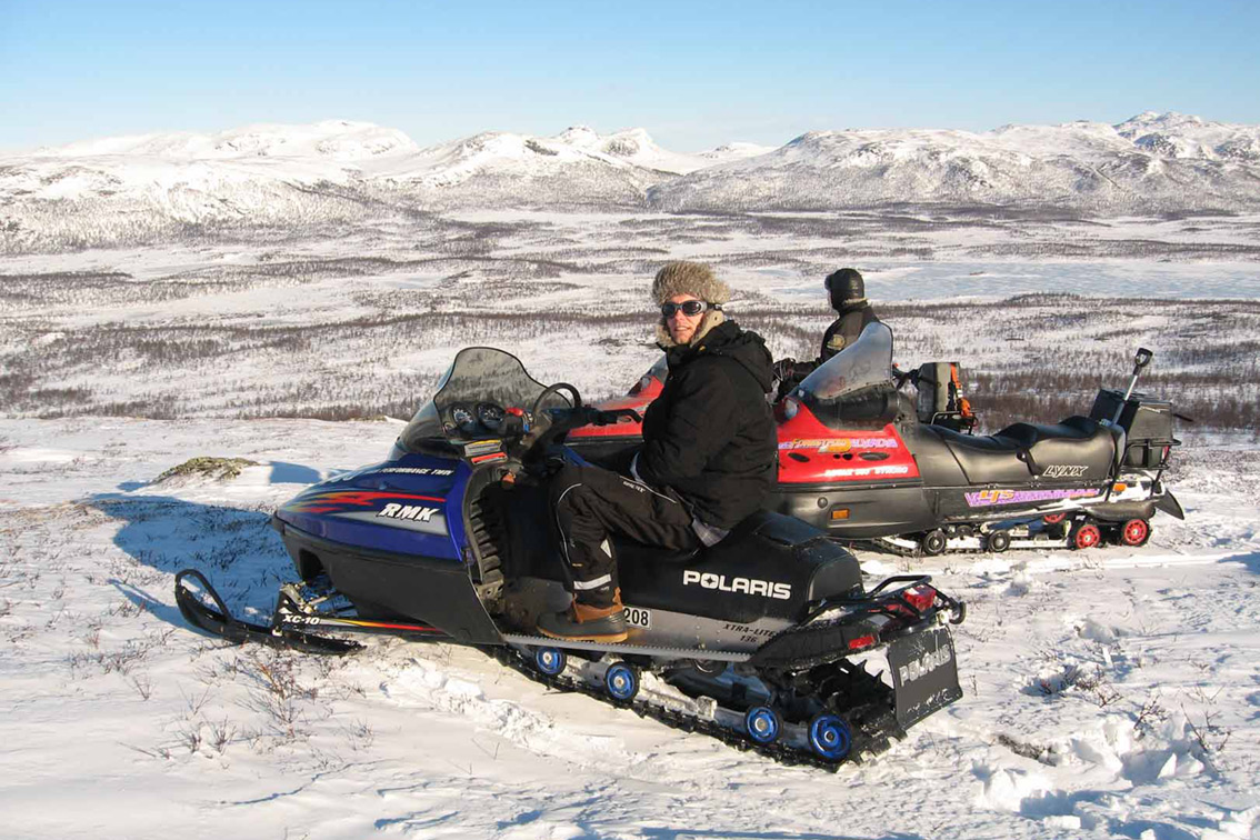 Touristikchef Peter Manner auf Schneemobil-Tour - vor einem grandiosen Panorama