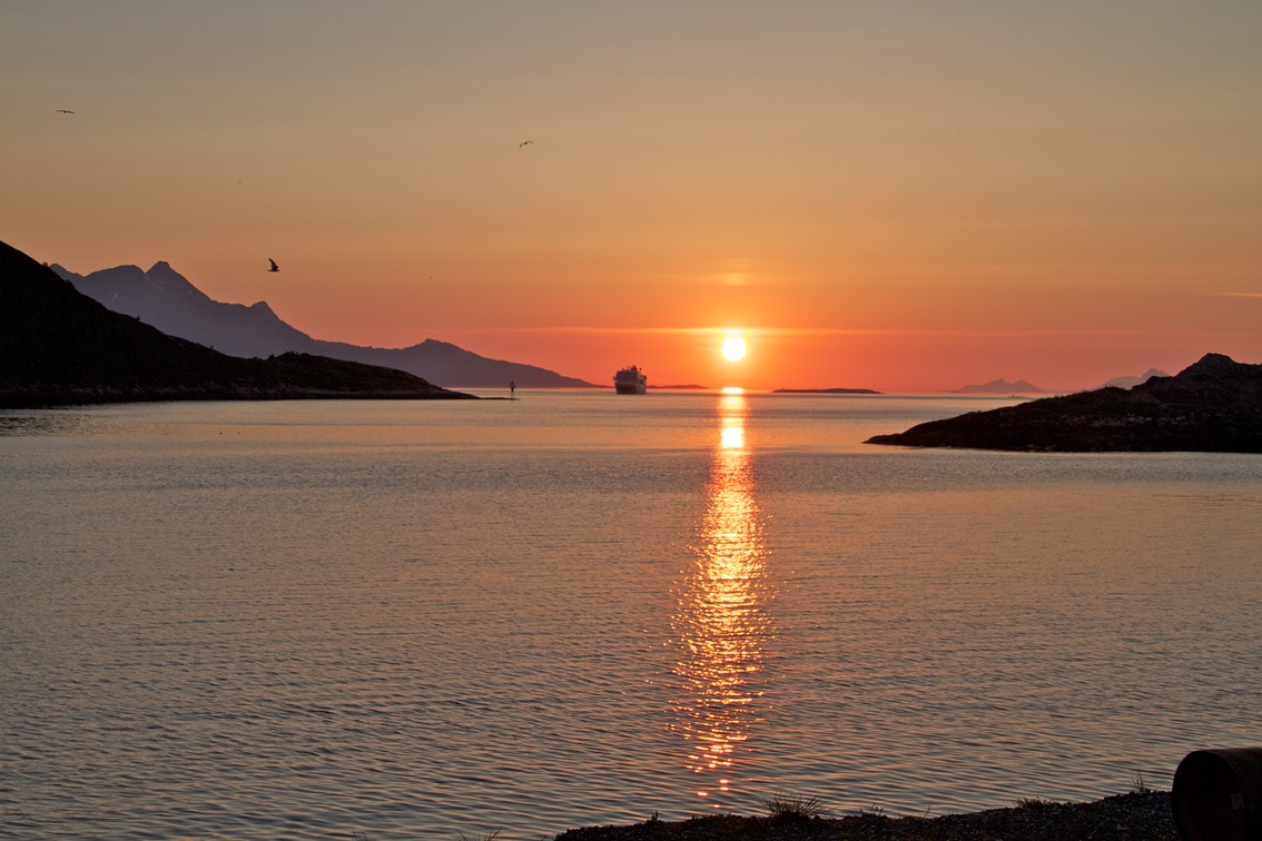 Mitternachtssonne vor der norwegischen Küste
