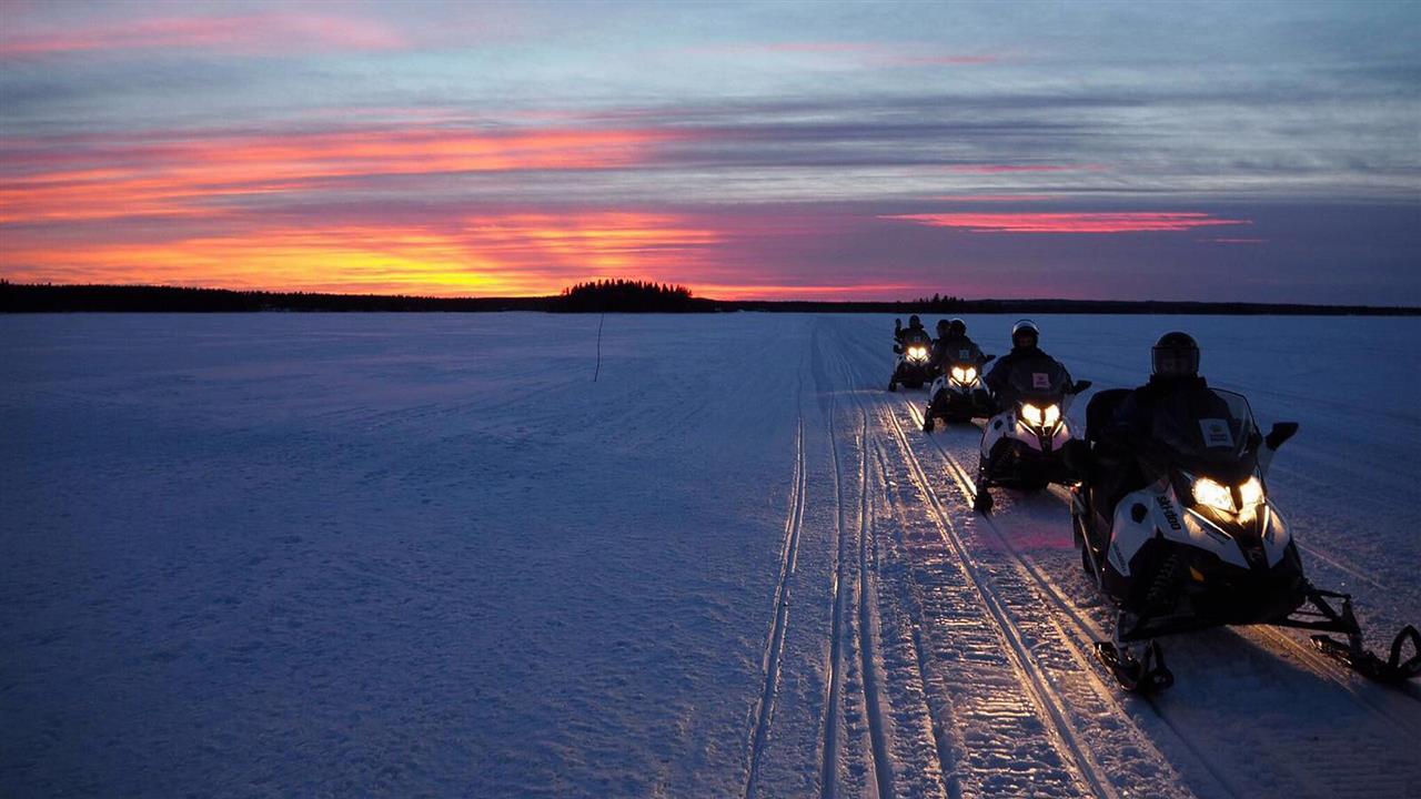 Ausflug mit dem Motorschlitten bei Sonnenuntergang