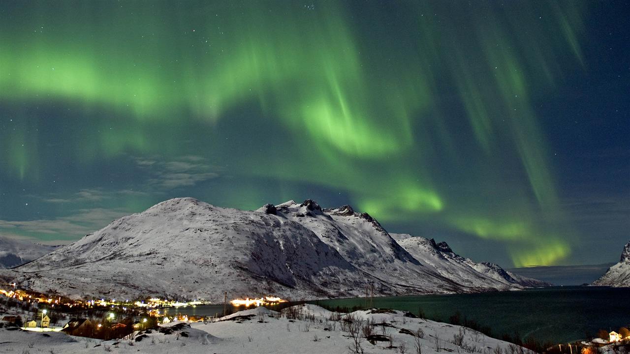 Nordlicht über dem Ersfjord in Tromsø