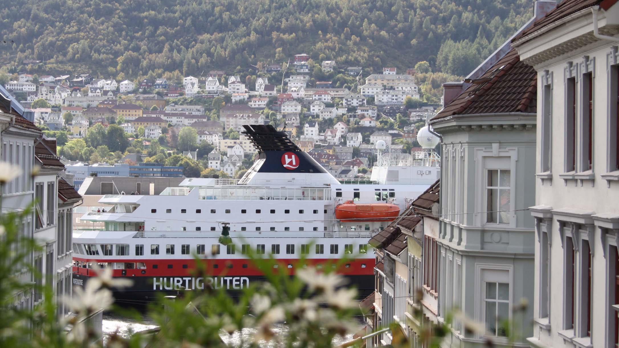 MS Nordkapp bei der Ankunft in Bergen
