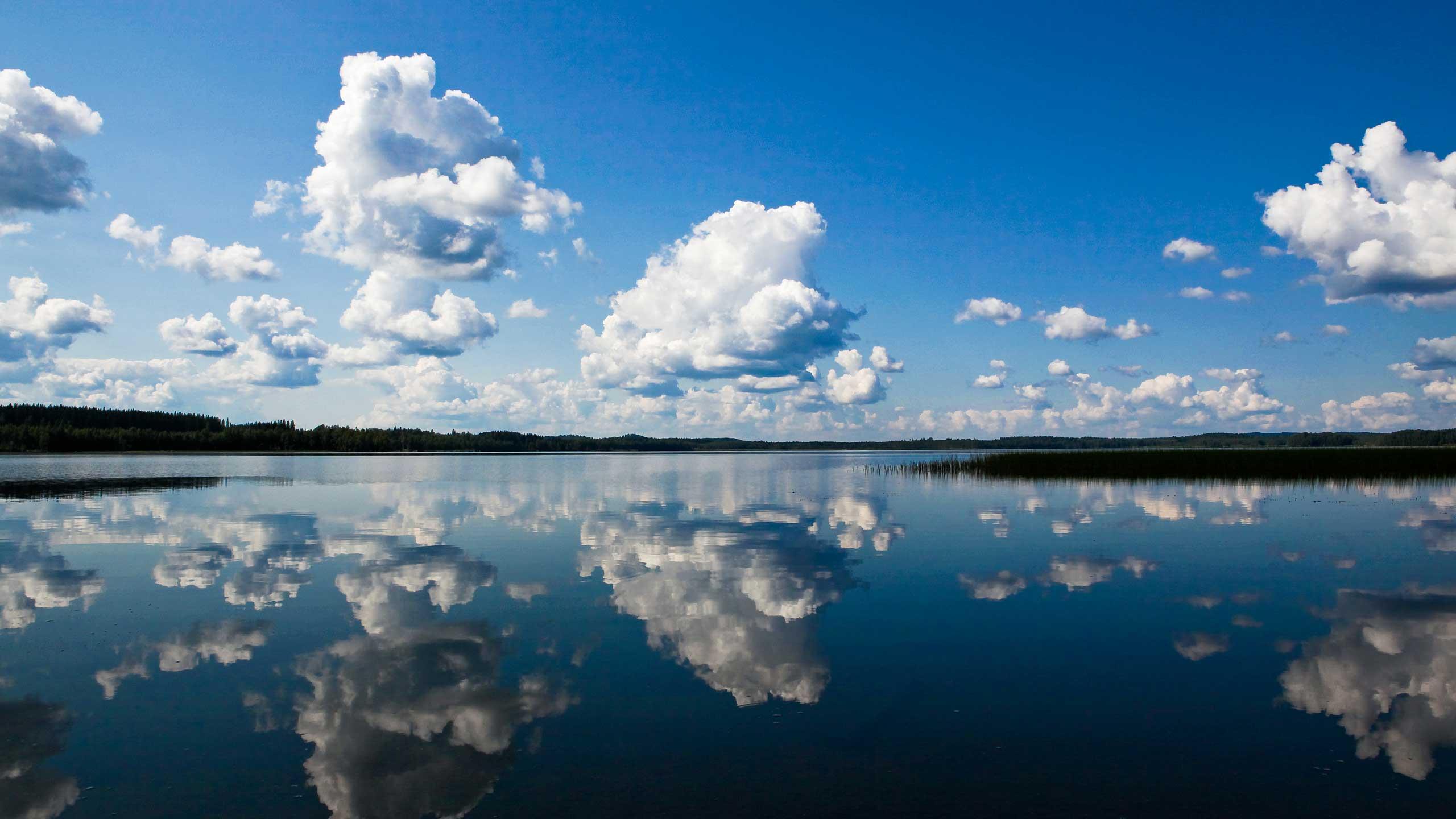 Wolkenspiegelung im Seengebiet