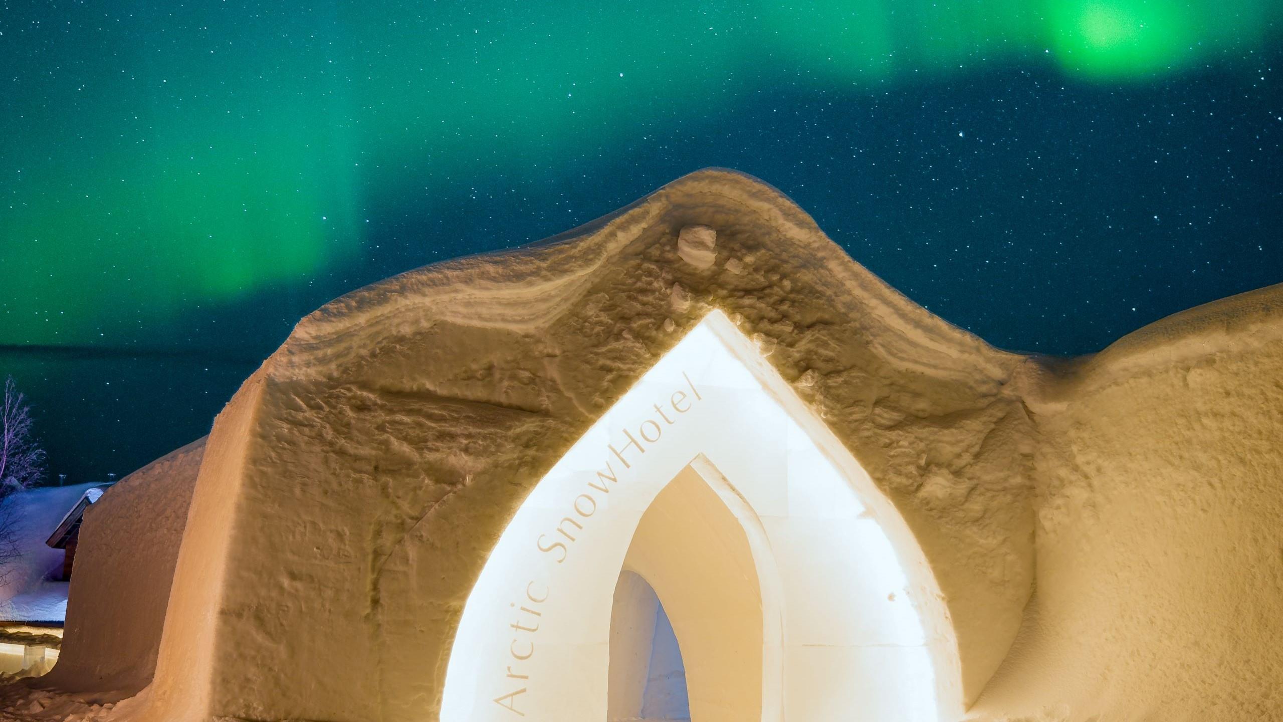 Nordlichter über dem Arctic SnowHotel