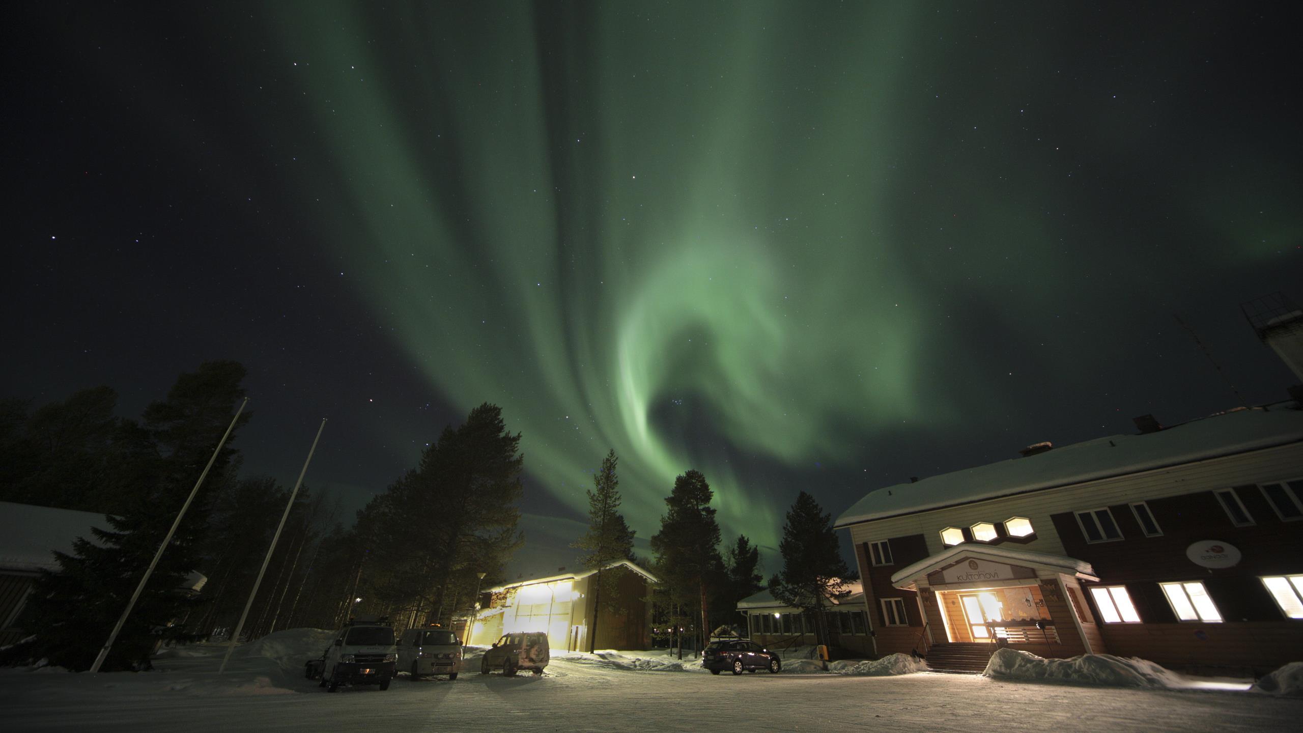 Polarlichter über dem Inari Kultahovi Hotel