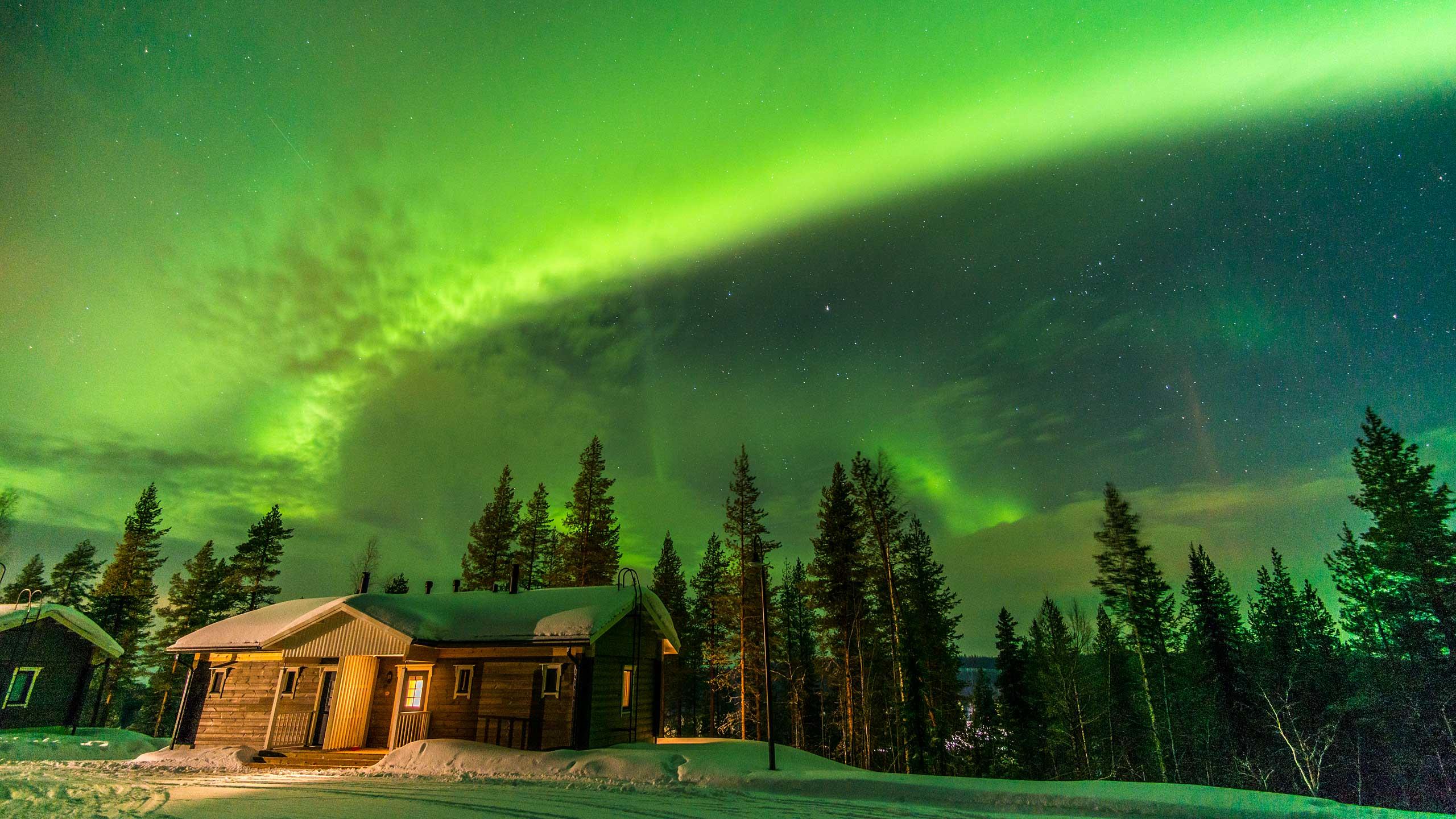 Nordlicht über der Valkea Lodge