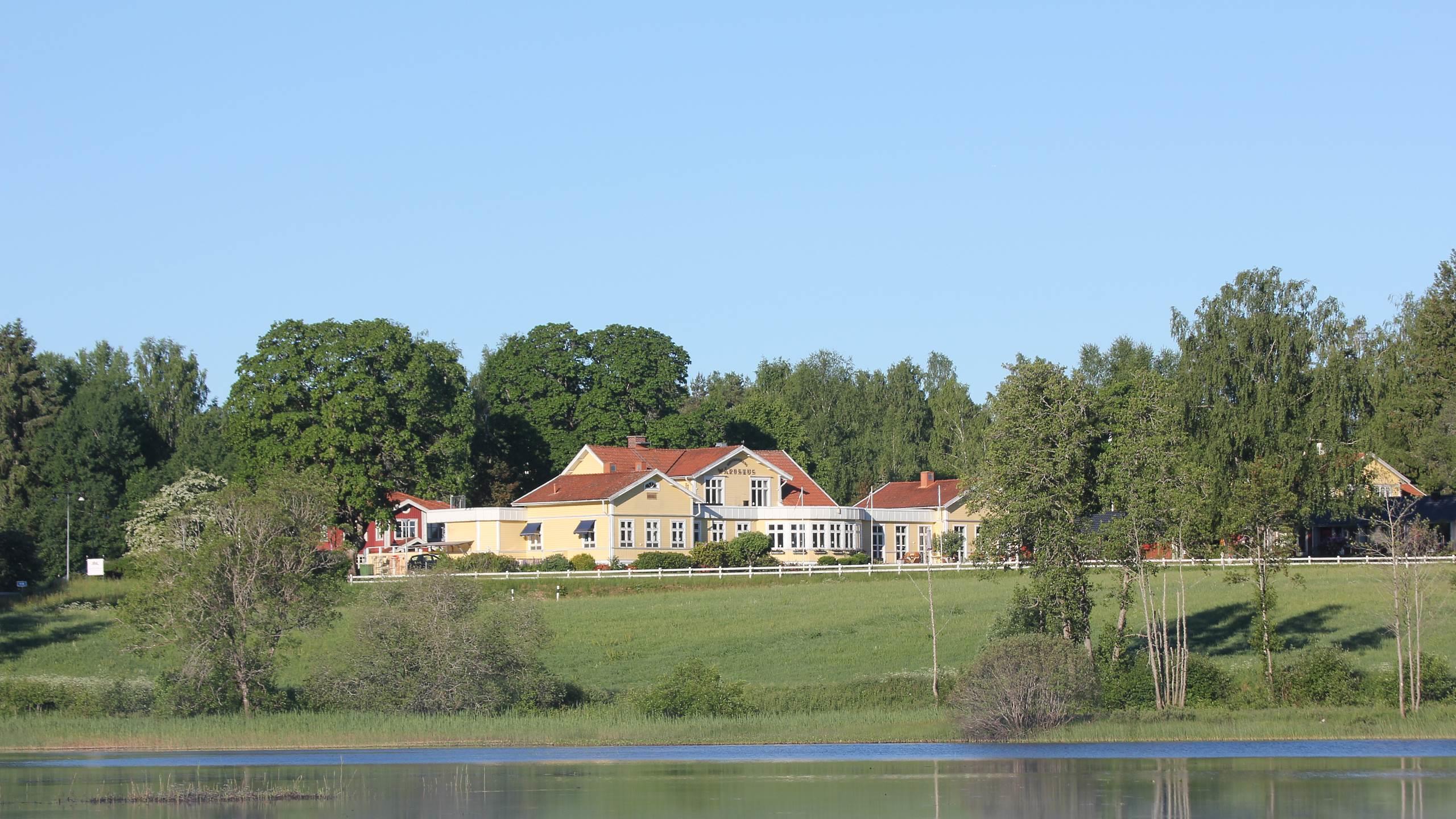 Blick auf Hestraviken Värdshus