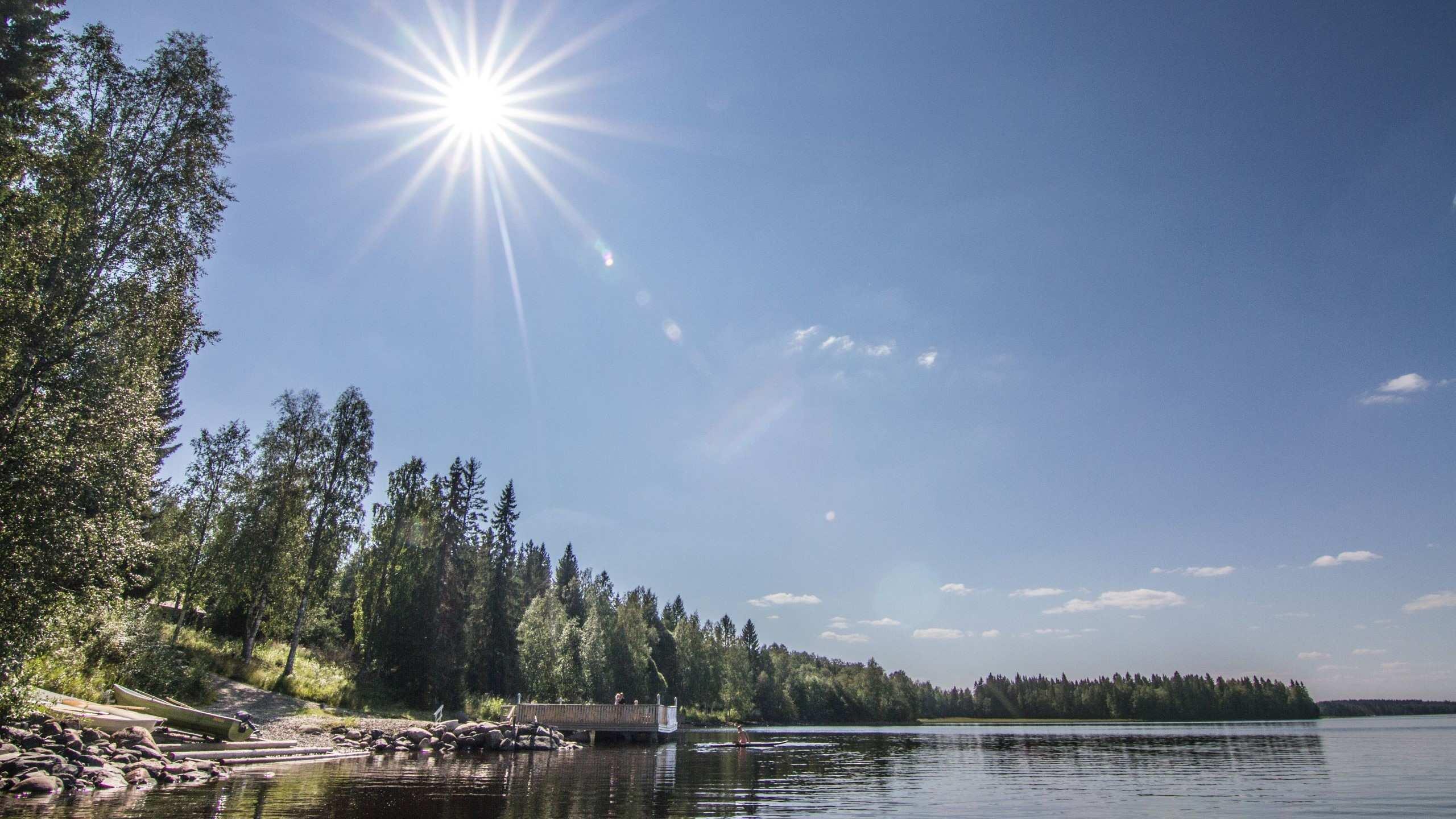 die Ferienhausanlage liegt direkt am See