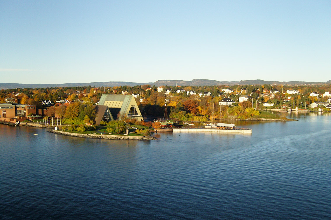 Einfahrt mit der Fähre durch den Oslofjord - Blick auf FRAM Museum