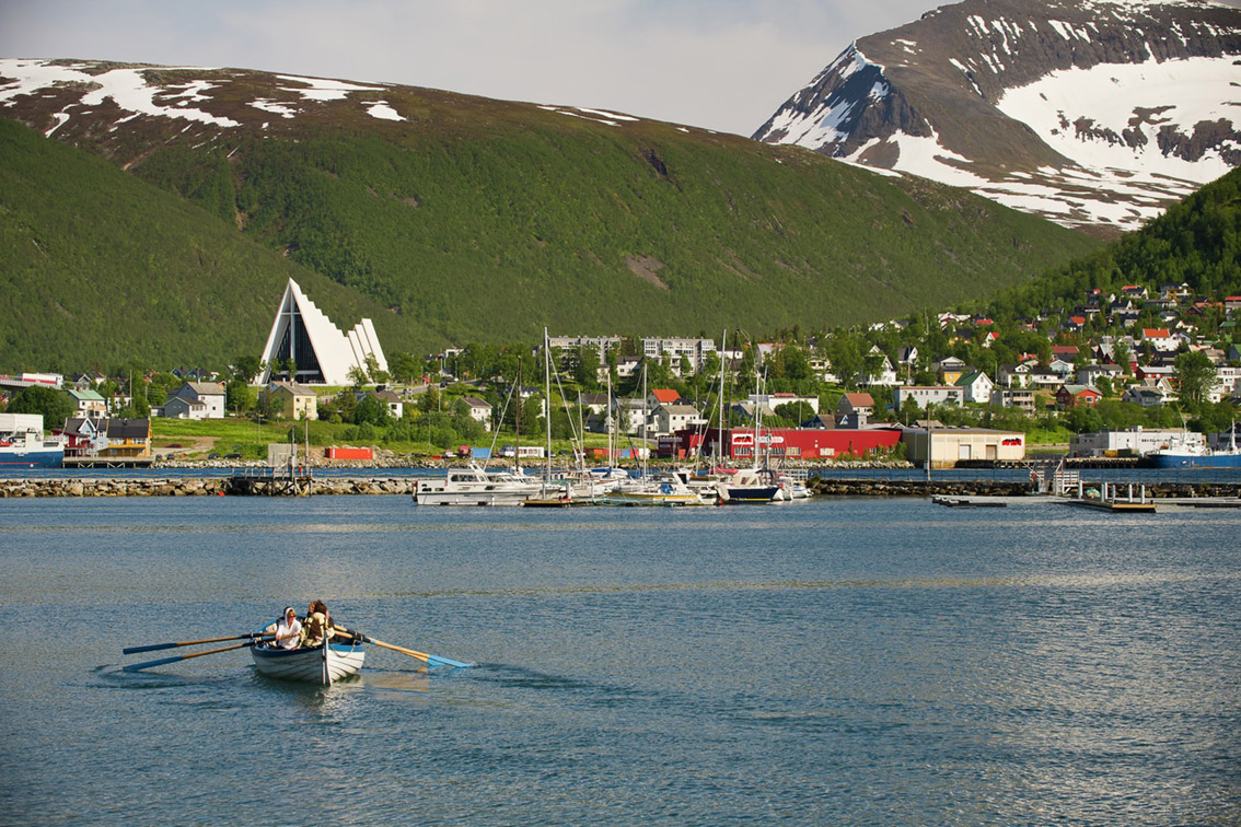 Blick zur Eismeerkathedrale in Tromsø