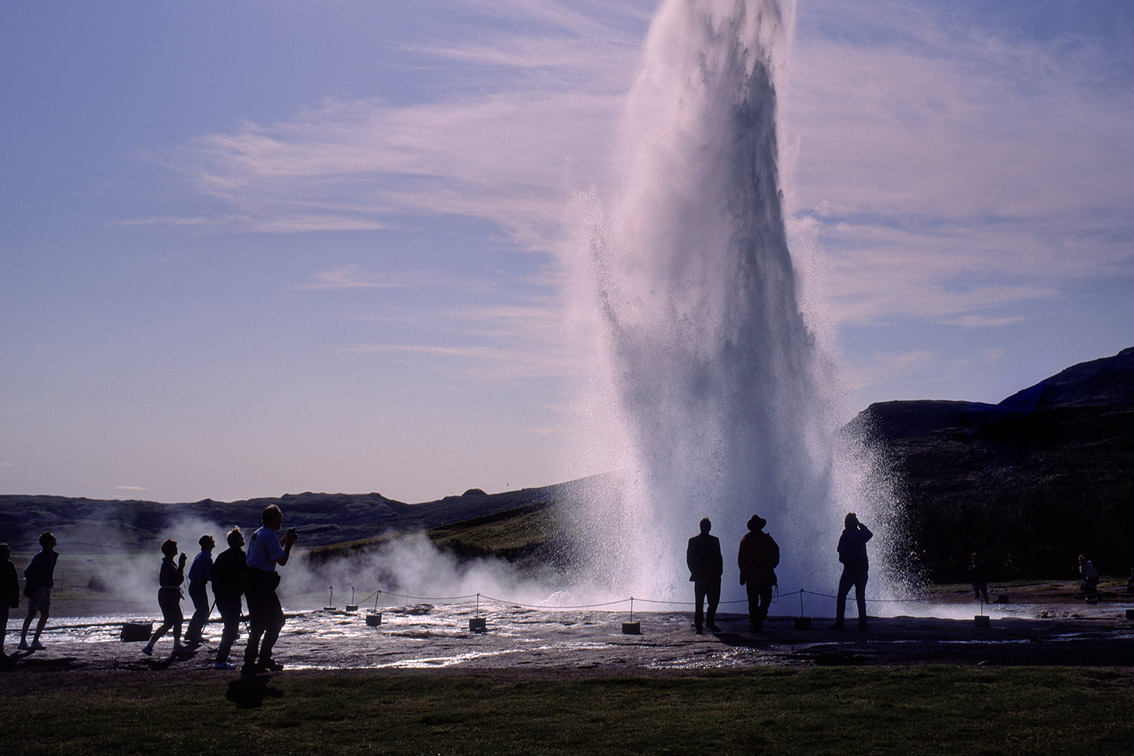 Der Strokkur (deutsch Butterfass) ist ein Geysir in Island. Er befindet sich neben dem Großen Geysir im Heißwassertal Haukadalur.