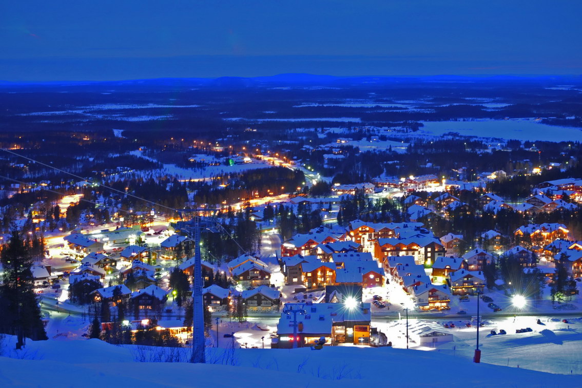 Blick vom Levi Tunturi auf den pulsierenden Wintersportort