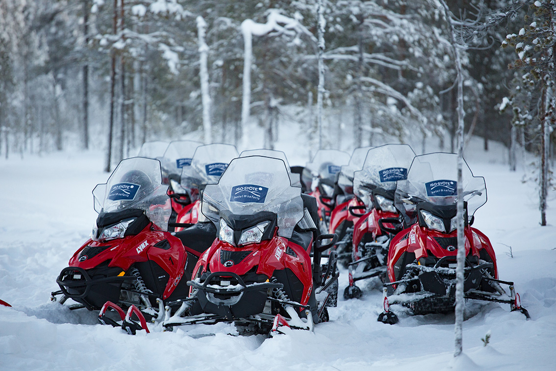 Moderne Schneemobile warten auf den Einsatz