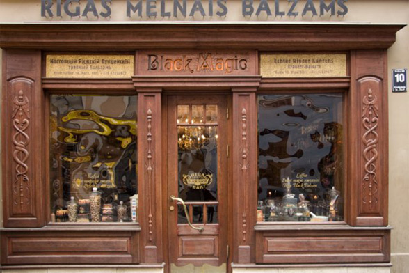 Balsamverkostung in der Black Magic Bar in Riga