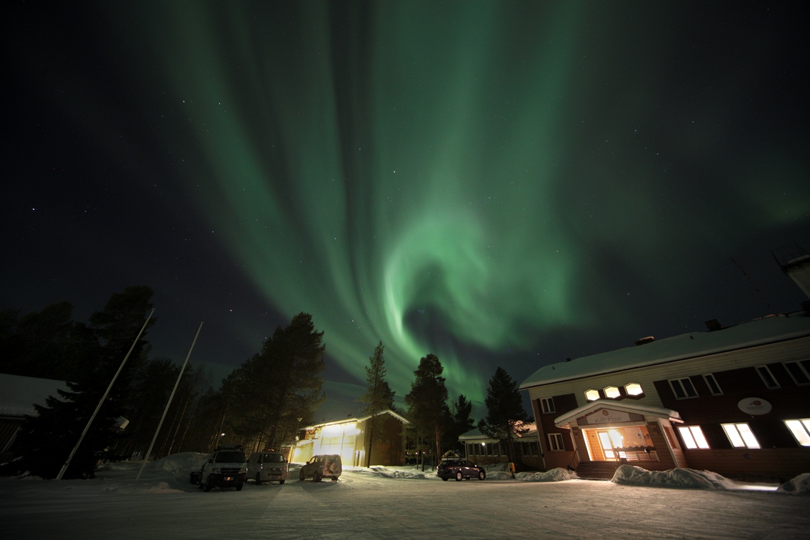 Polarlichter über dem Kultahovi Hotel