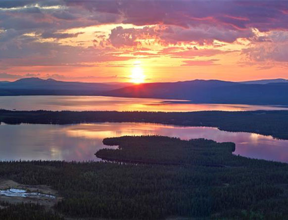 Mitternachtssonne über dem Torneälv © Tomas Utsi/imagebank.sweden.se