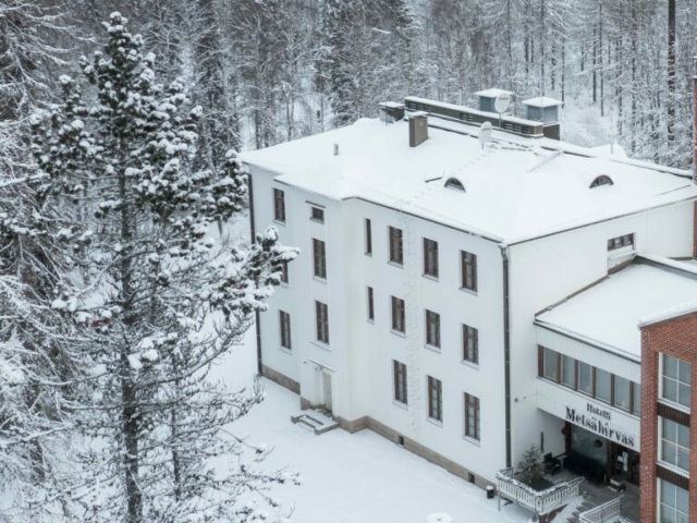 Hauptgebäude ©Hotel Metsähirvas