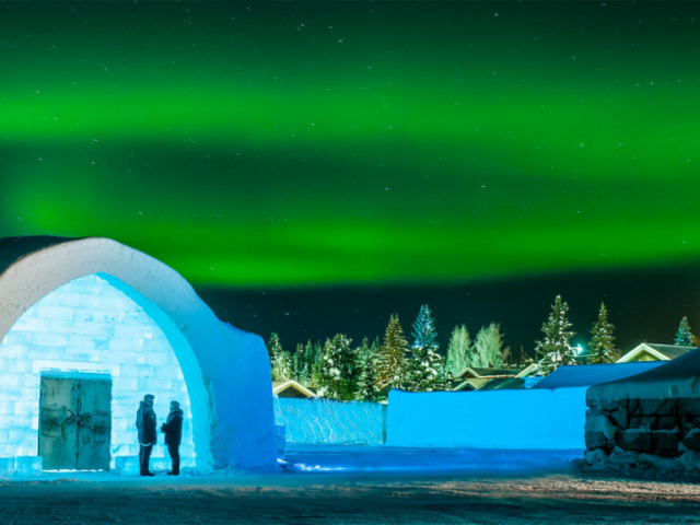 ICEHOTEL mit Nordlicht ©Asaf Kliger