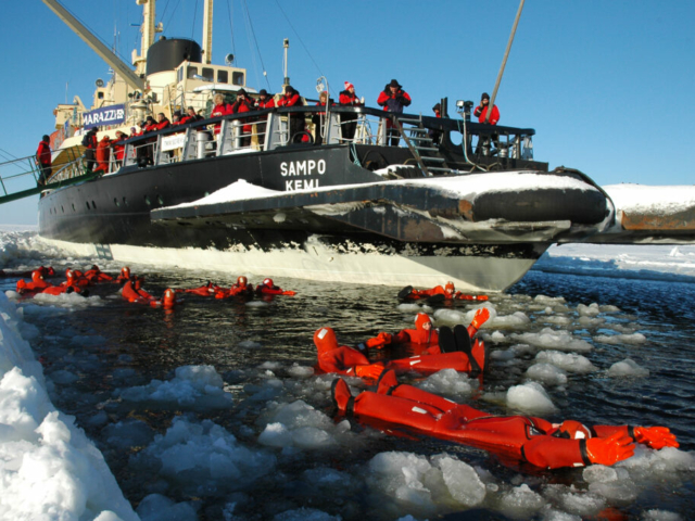 Eisbrecher Sampo und Eisbaden ©Kemi Tourism, Sampo