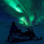 Nordlichter bei einer Schneemobiltour erleben © Agurtxane Cocellone / Hurtigruten Svalvad