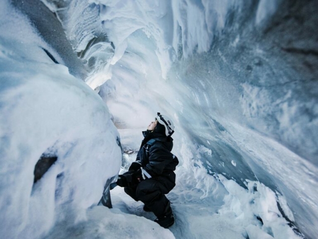 Ausflug in das Innere eines Gletschers © Agurtxane Concellon / Hurtigruten Svalvard