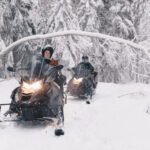Schneemobiltour durch den Wald © Granö Beckasin