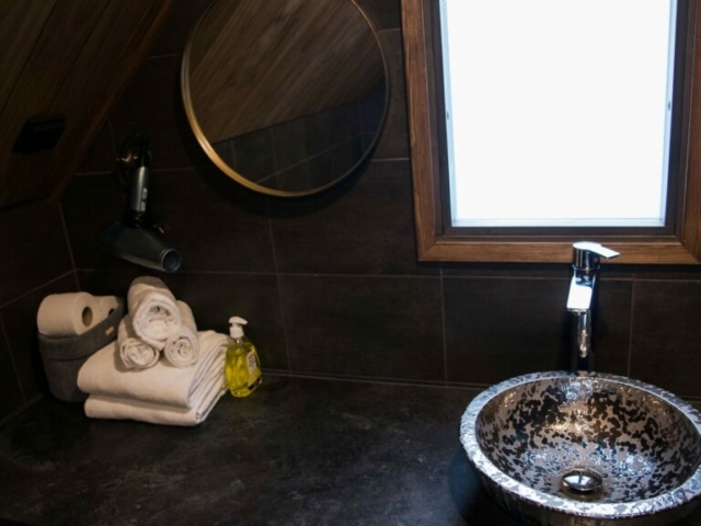 Badbereich der Aurora Cabin © Visit Inari