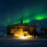 Nordlichter über dem Camp Barentz © Schibsted Partnerstudios / Hurtigruten Svalvard