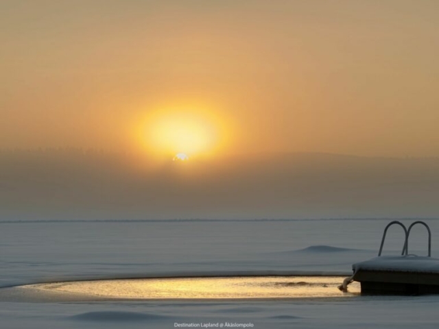 Nach der Sauna lädt ein Eisbad zur Sauna ein © Destination Lapland Nivunki Village