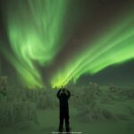 Nordlichter über dem finnischen Winterwald © Destination Lapland Nivunki Village
