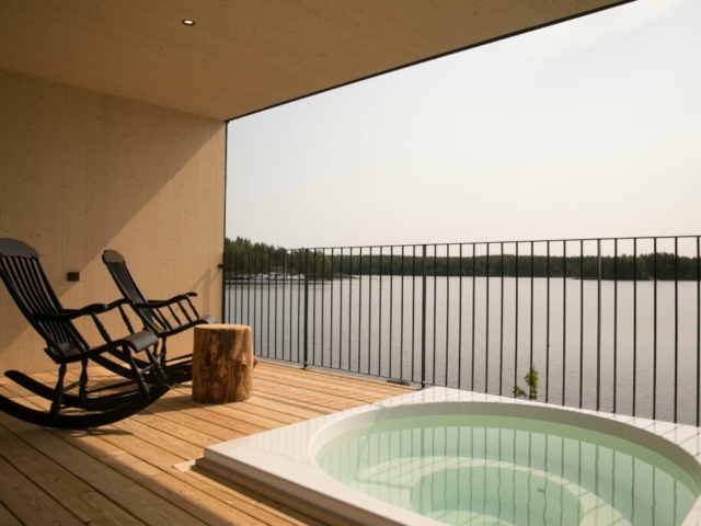 Terrasse des Eisenranta Villa Zimmers mit Drop Pool © Sahanlahti Resort