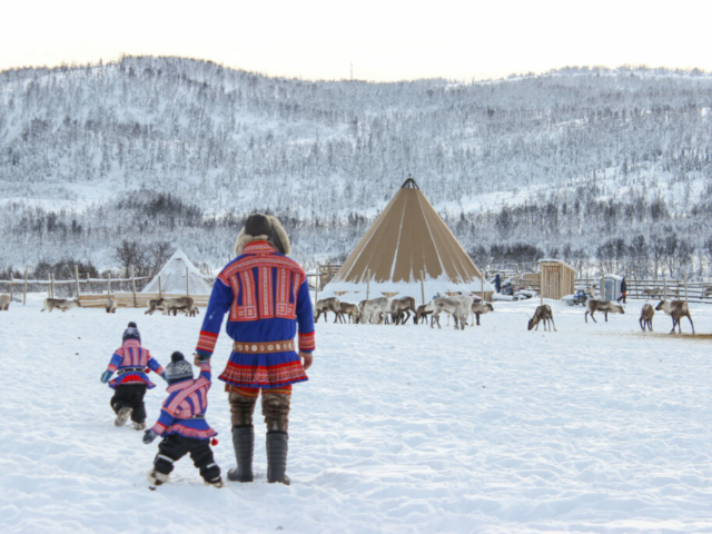 Familie im Rentier Camp ©Piia Oskal, Tromsø Arctic Reindeer