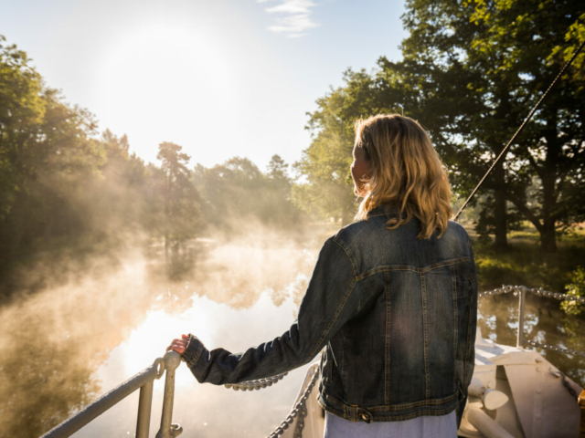 Frau am Bug des Schiffes © Göta Kanal Rederi AB