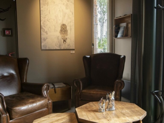 Sitzgelegenheiten in der Haltia Lake Lodge © Haltia Lake Lodge Bistro