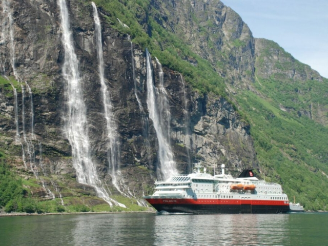 Polarlys vor einem Wasserfall © Andreas Mihatsch/Hurtigruten