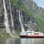Polarlys vor einem Wasserfall © Andreas Mihatsch/Hurtigruten