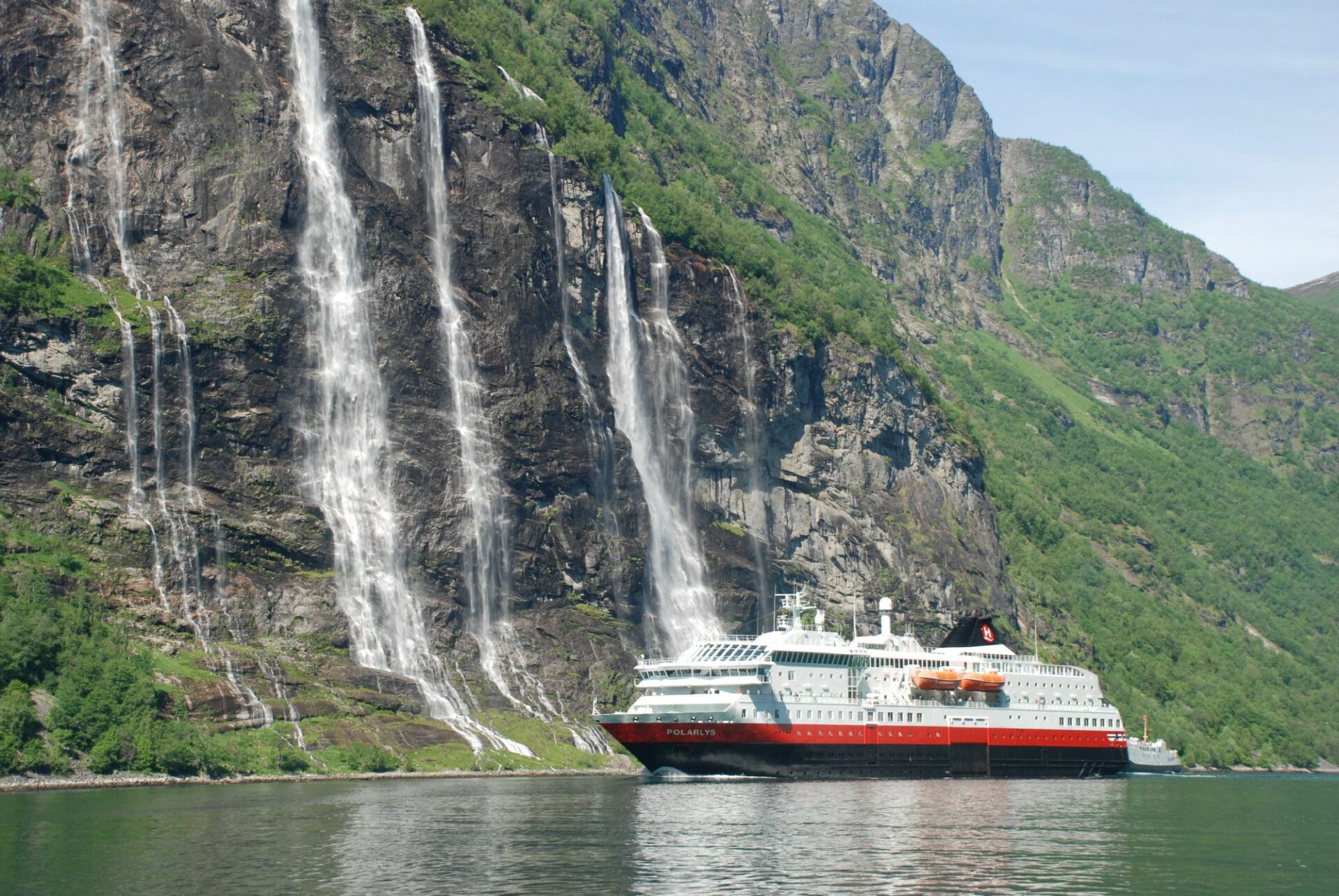 Polarlys vor einem Wasserfall © Andreas Mihatsch/Hurtigruten