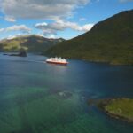 Hurtigruten auf dem Wasser vor den Lofoten © Trym Ivar Bergsmo/Hurtigruten
