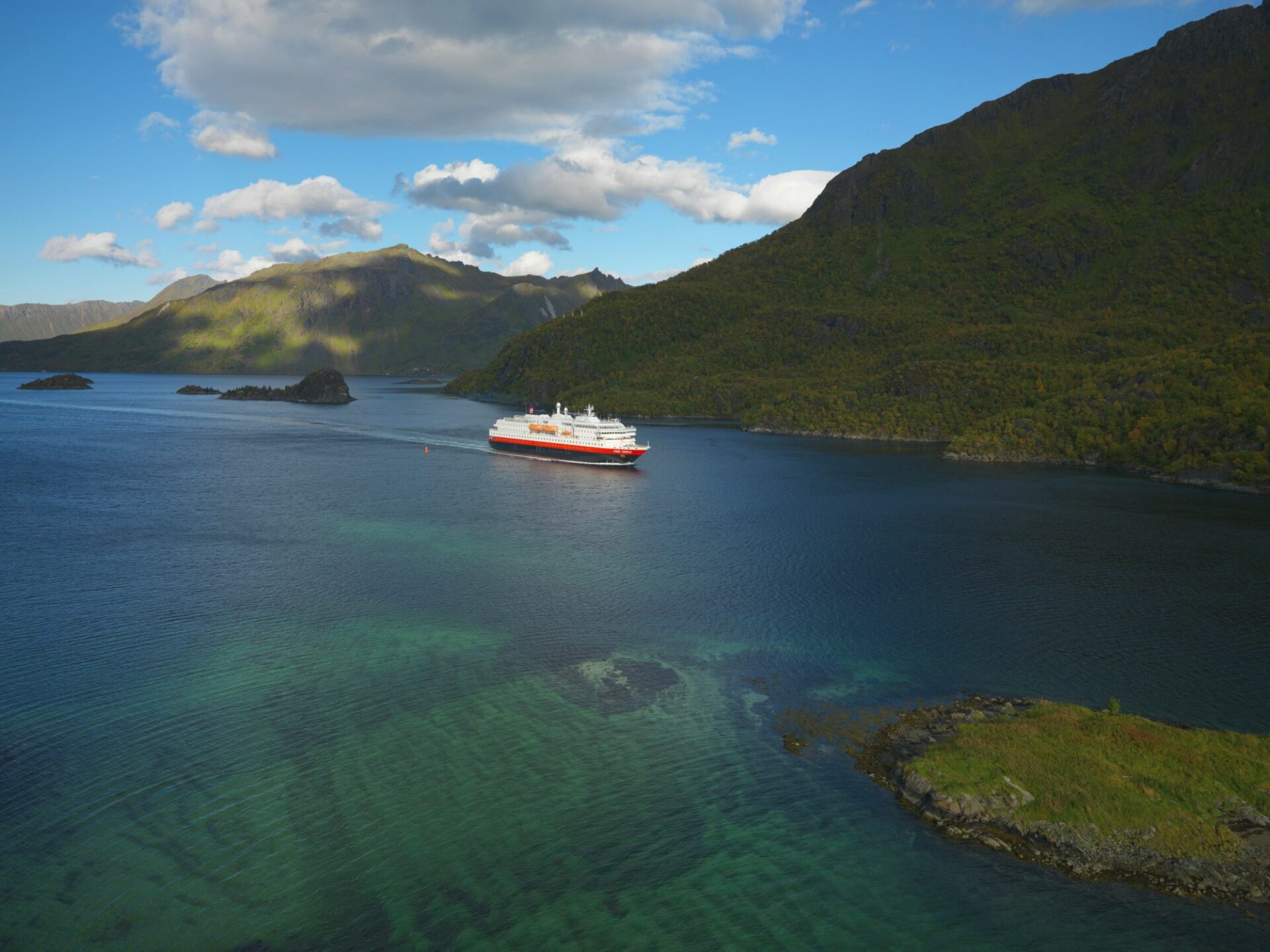 Hurtigruten auf dem Wasser vor den Lofoten © Trym Ivar Bergsmo/Hurtigruten