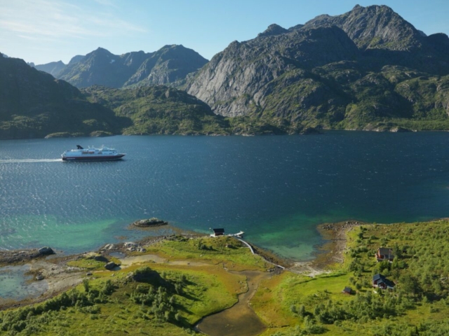 Hurtigruten vor den Lofoten © Trym Ivar Bergsmo/Hurtigruten