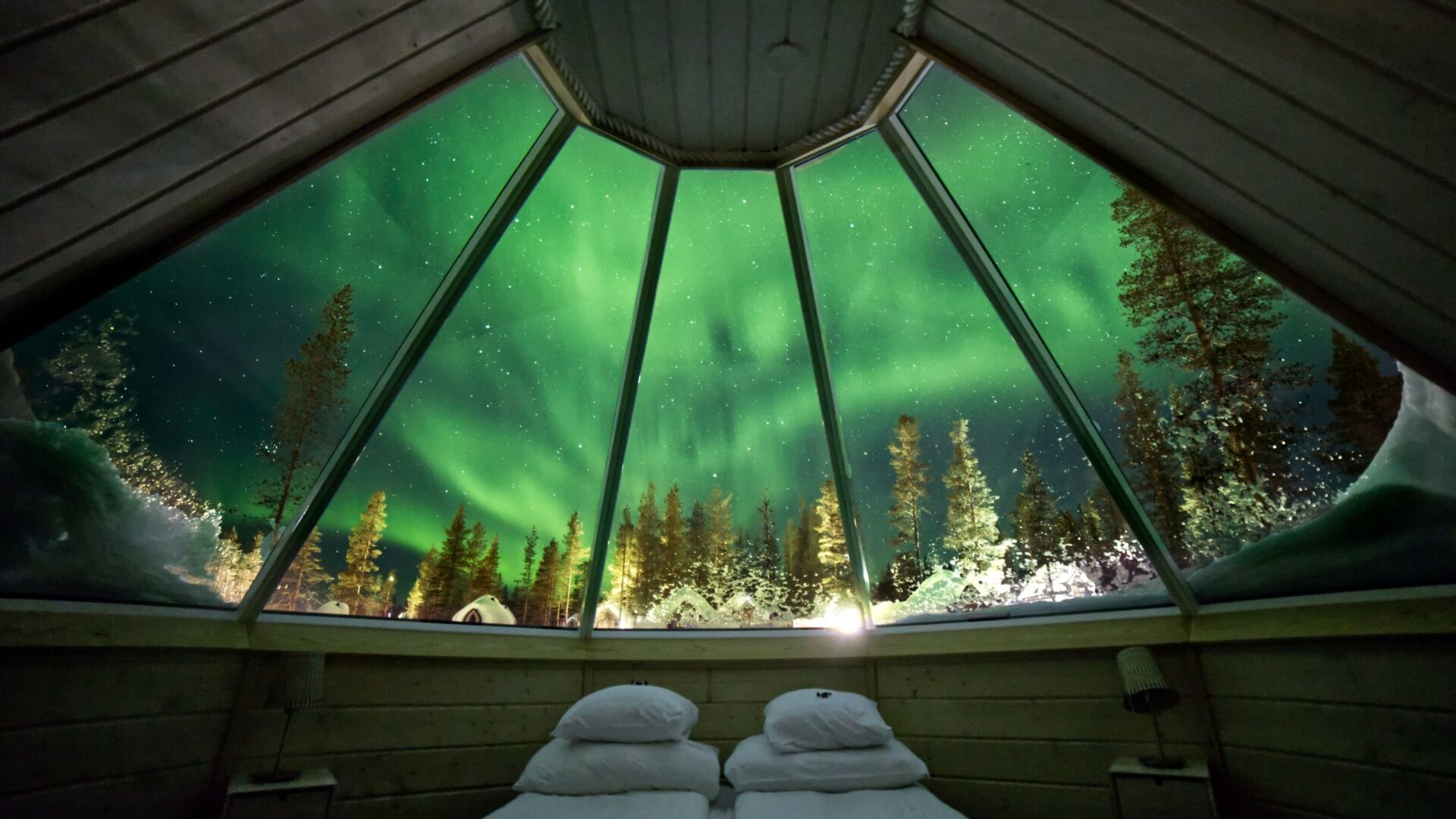 Nordlichter am Himmel ©Northern Lights Village