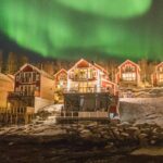 Die Rorbuer des Malangen Resorts unter dem Nordlichthimmel © Malangen Resort