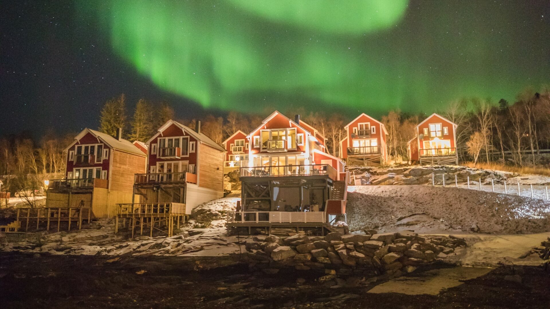 Die Rorbuer des Malangen Resorts unter dem Nordlichthimmel © Malangen Resort