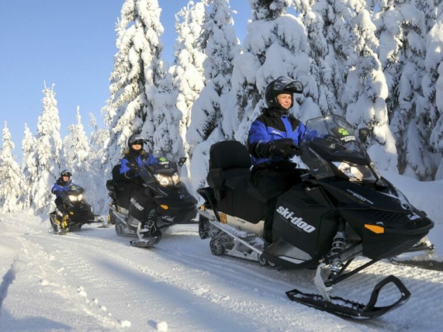 Mit dem Motorschlitten durch die Winterwunderwelt © Vuokatti Safaris