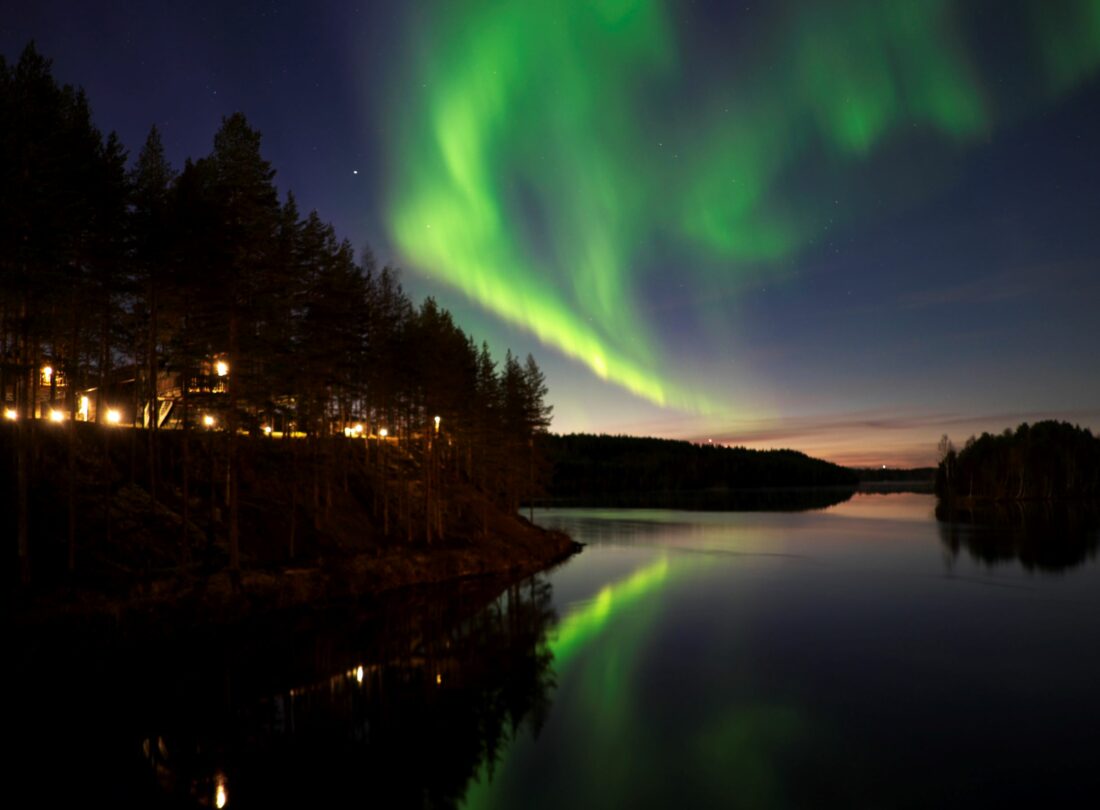 Polarlichter und Baumhäuser