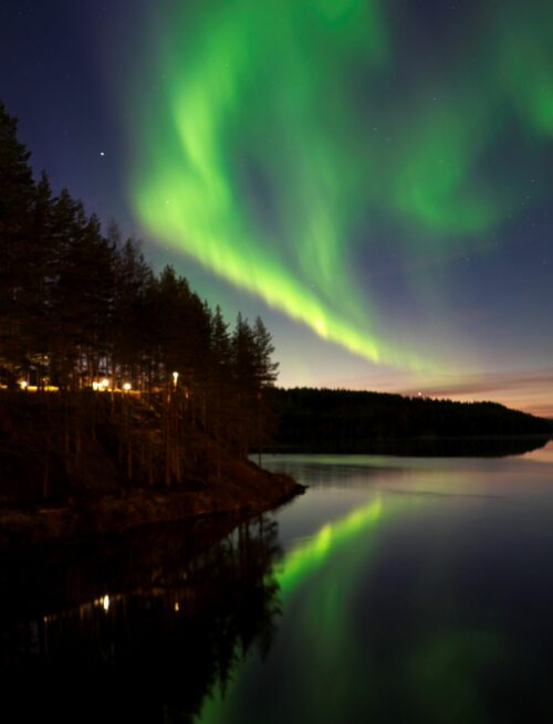 Polarlichter und Baumhäuser