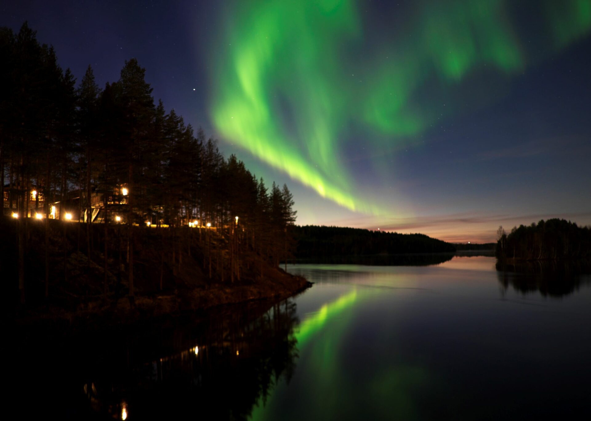 Nordlichter über dem Fluss Ume bei Granö Beckasin © Granö Beckasin