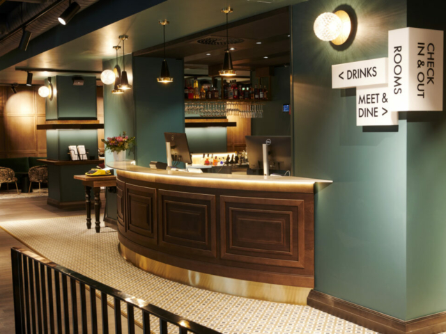 Rezeption im Solo Sokos Hotel Helsinki © Solo Sokos Hotel Helsinki