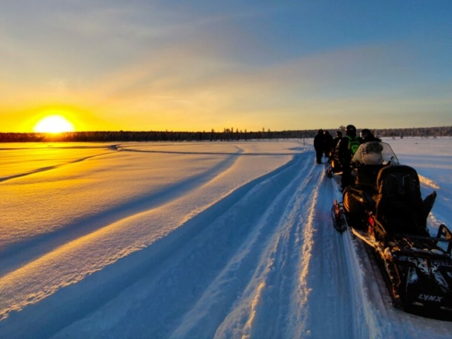 Schneemobilfahrt auf dem gefrorenen See © Destination Lapland Nivunki Village