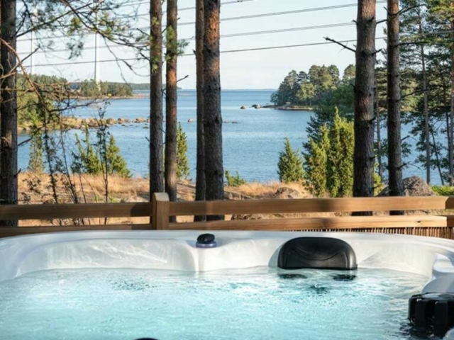 Outdoor Jacuzzi der Glas Villa im Santalahti Resort © Santalahti Resort